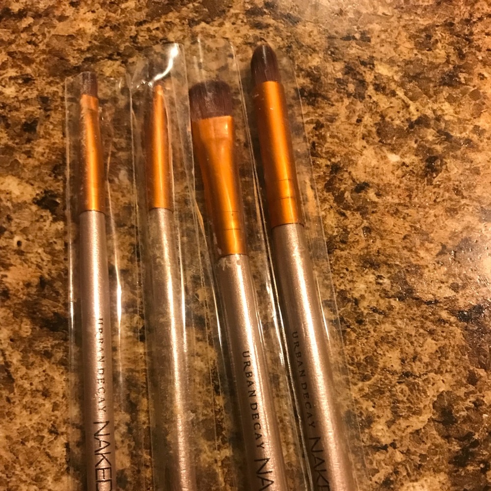 Urban decay naked 3 makeup brushes